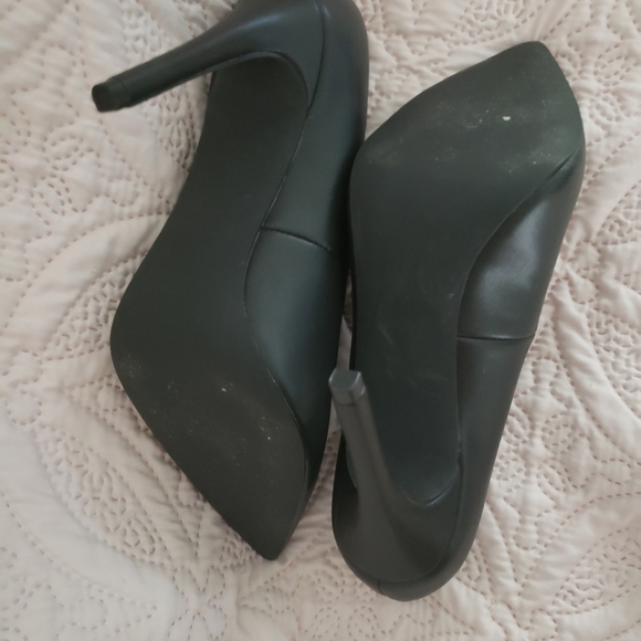 Shoes - Picture 3 of 4